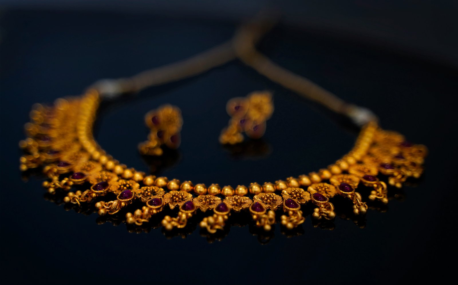 Angelaufener Goldschmuck wird gereinigt