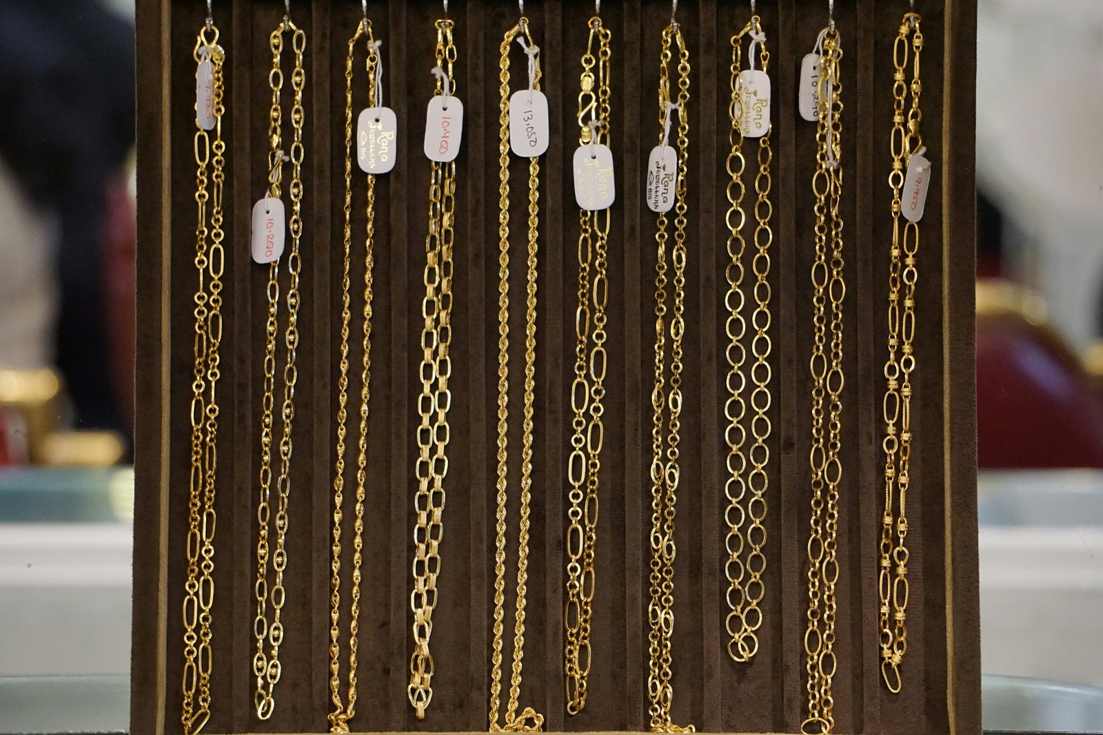 Goldkette wird gereinigt