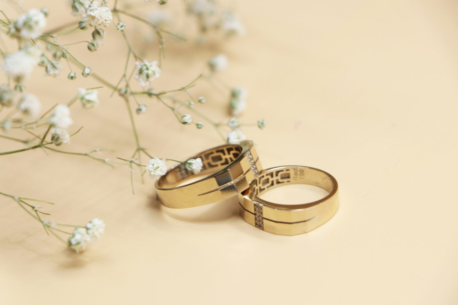 Goldring wird gereinigt