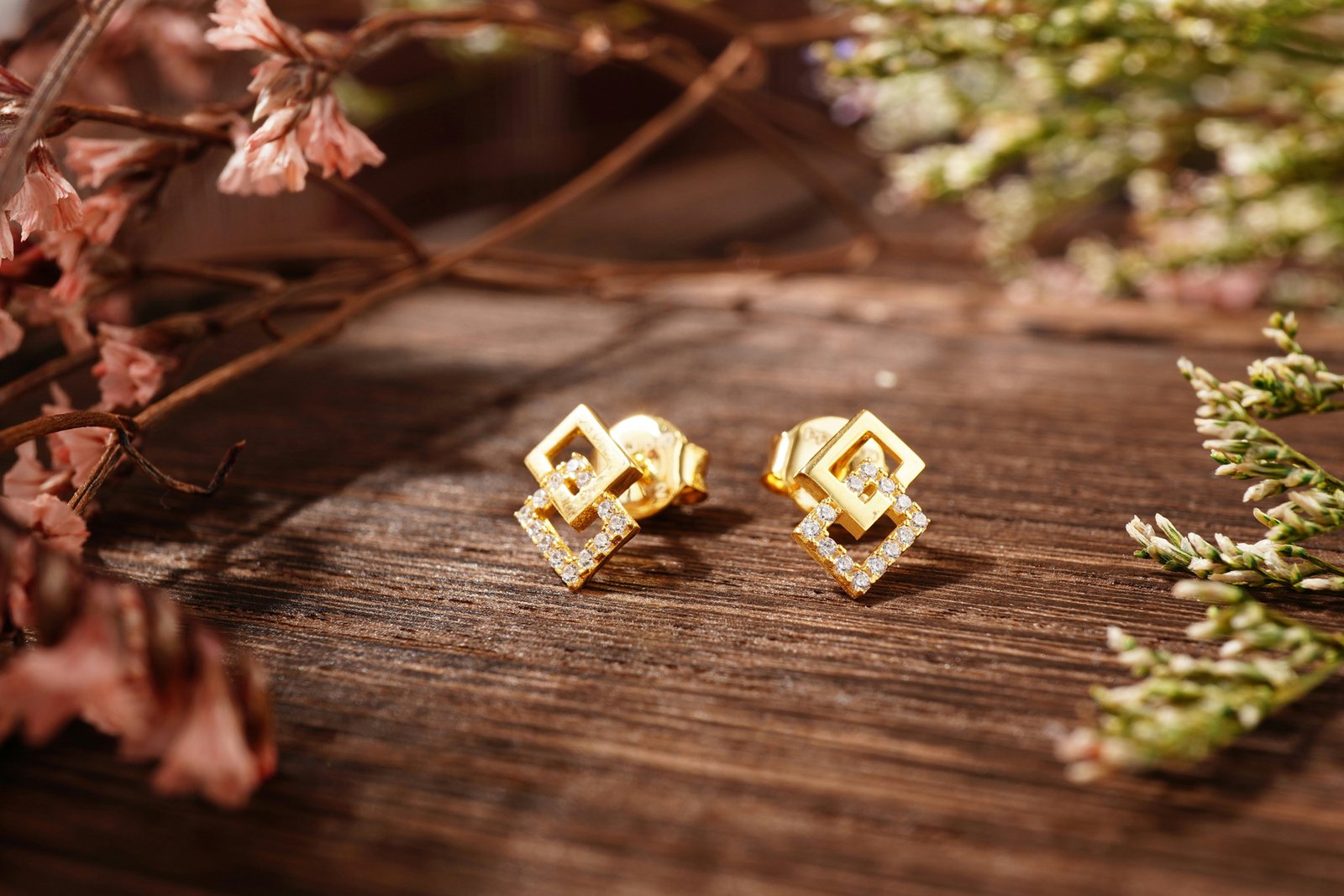 Goldschmuck mit Edelsteinen