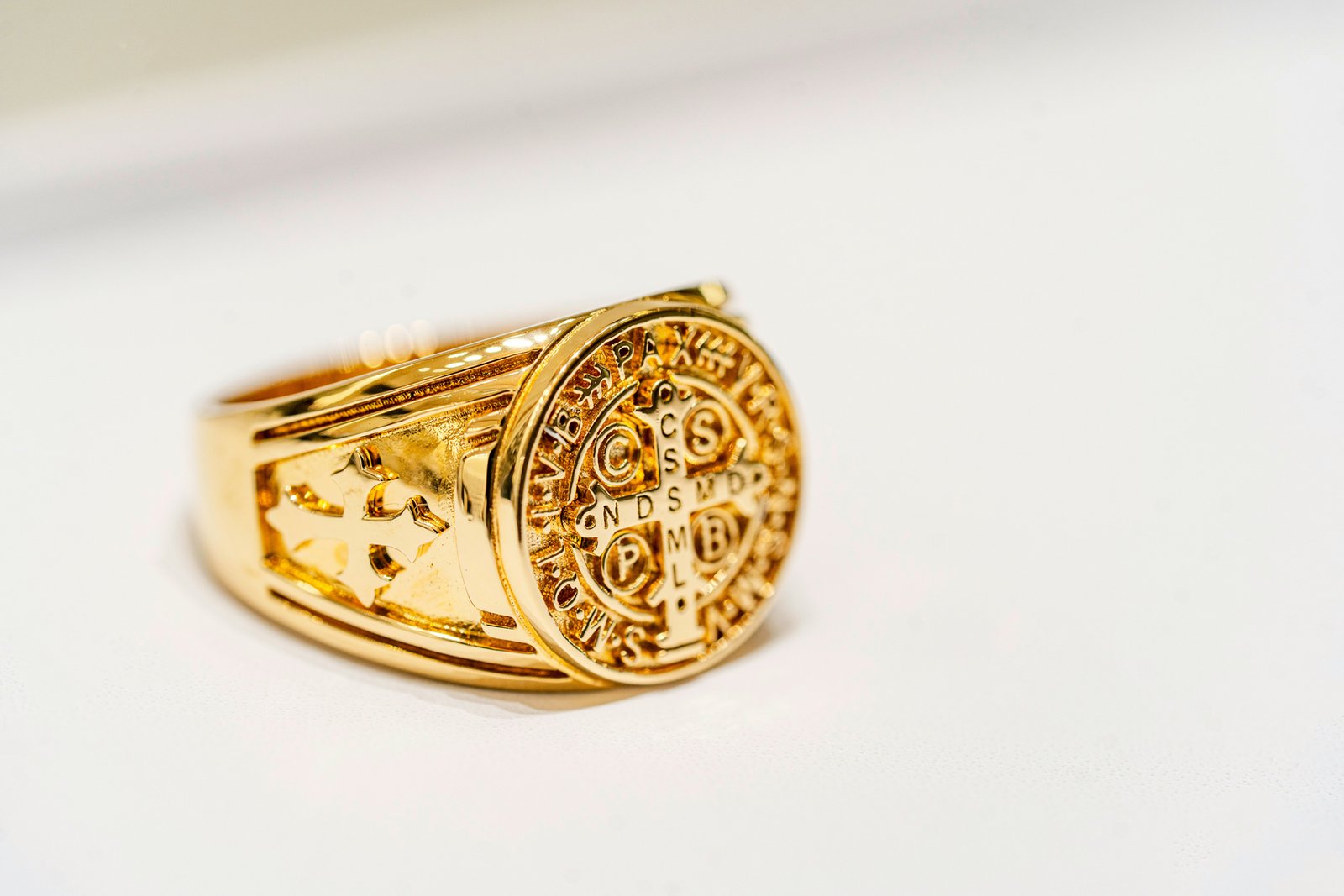 Schmuck wird mit Pulver gereinigt