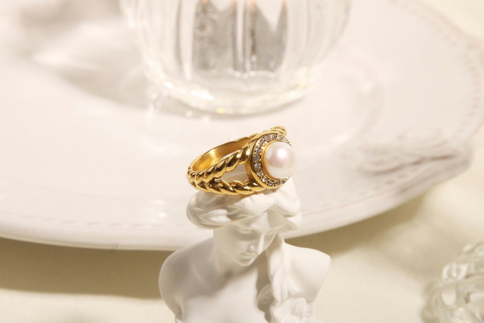 Goldschmuck wird mit Wasser gereinigt