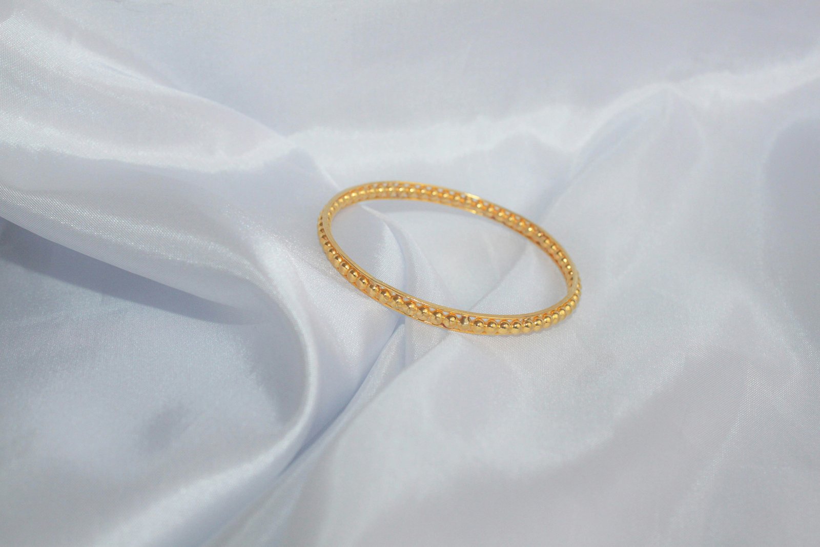 Schmuck wird mit Tuch gereinigt