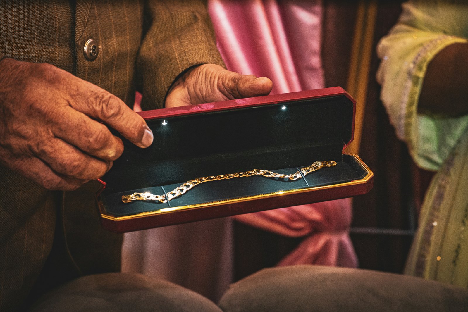 Goldschmuck wird aufbewahrt
