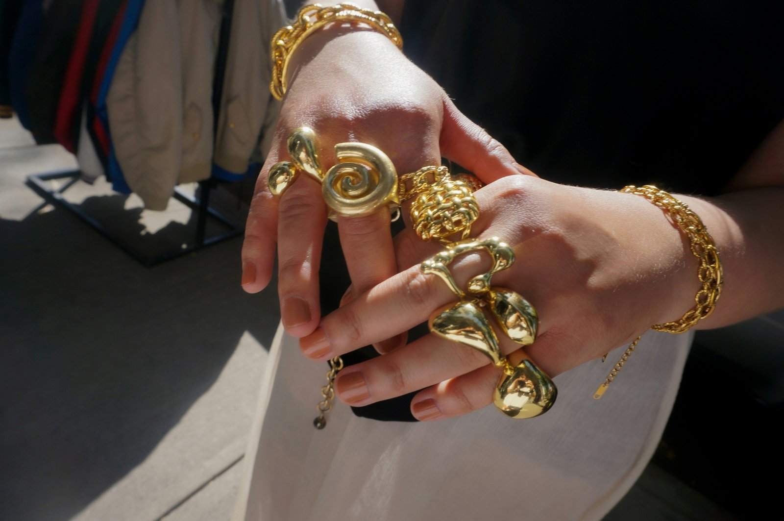 Schmuck wird nach Reinigung getrocknet