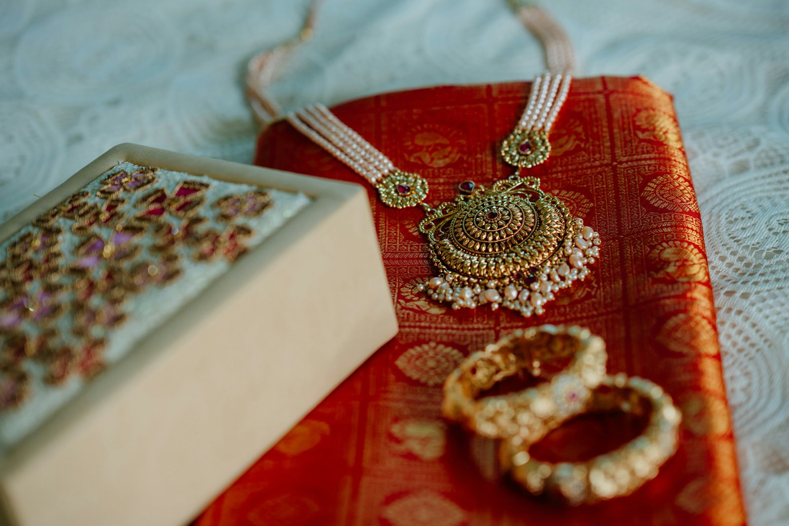 Dunkel gewordener Goldschmuck
