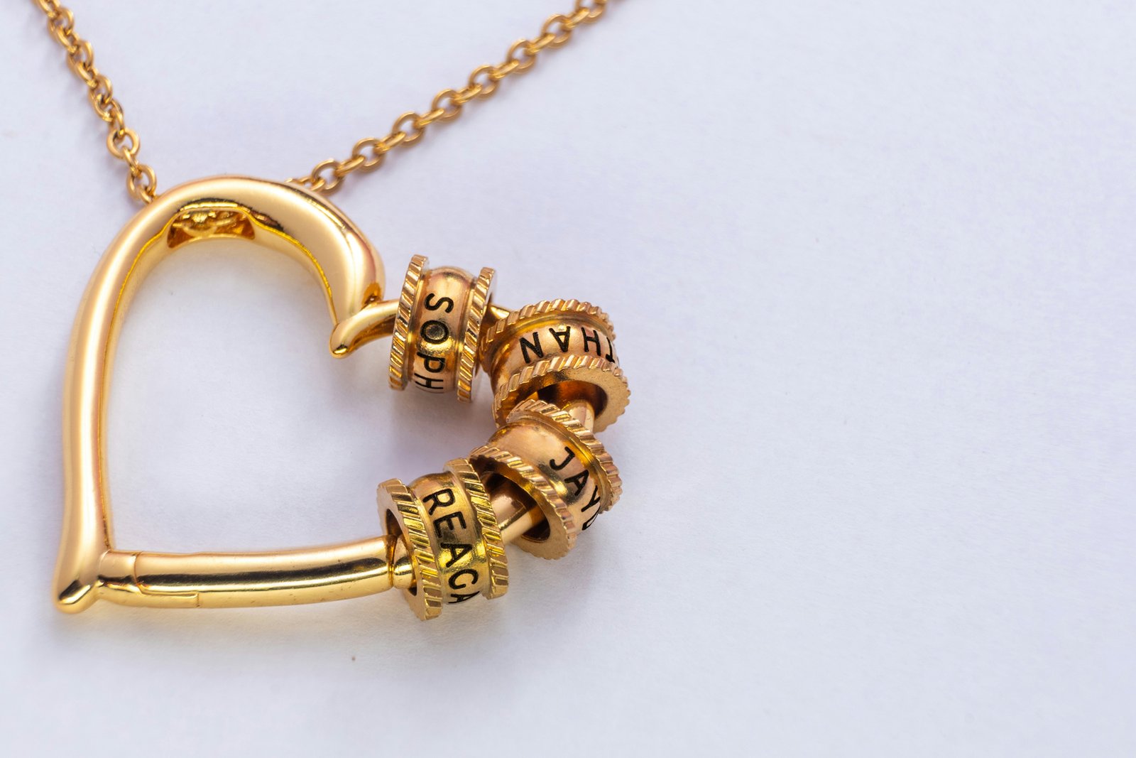 Pflege von Goldschmuck im Alltag