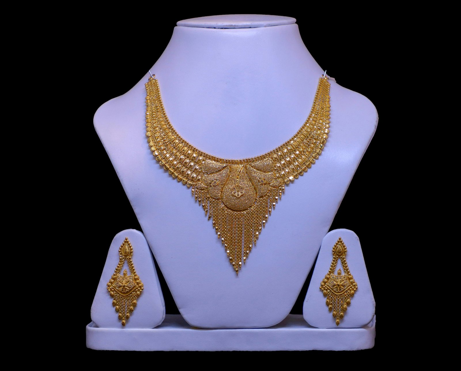 Goldschmuck wird poliert